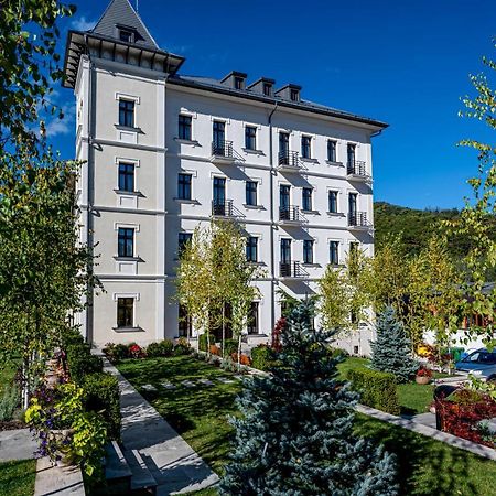 Hotel Carolin Călimăneşti エクステリア 写真