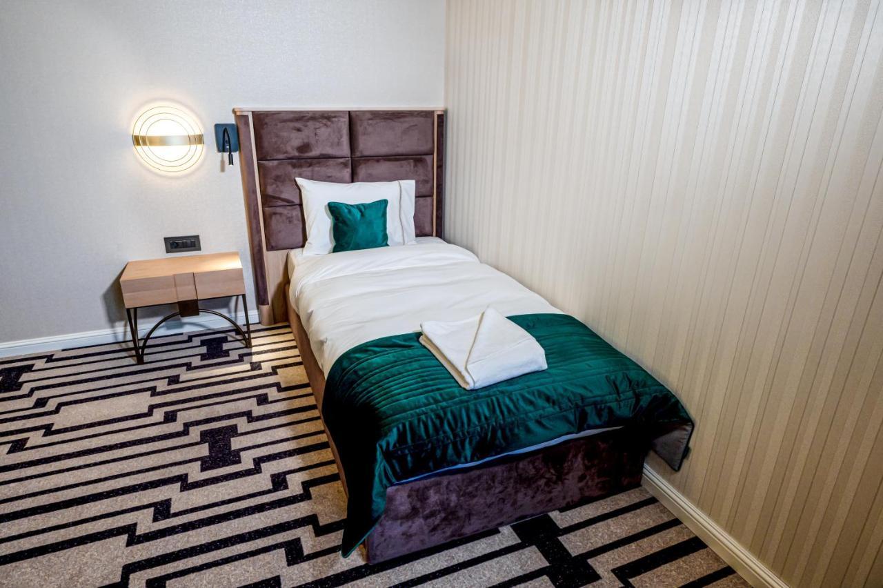 Hotel Carolin Călimăneşti エクステリア 写真