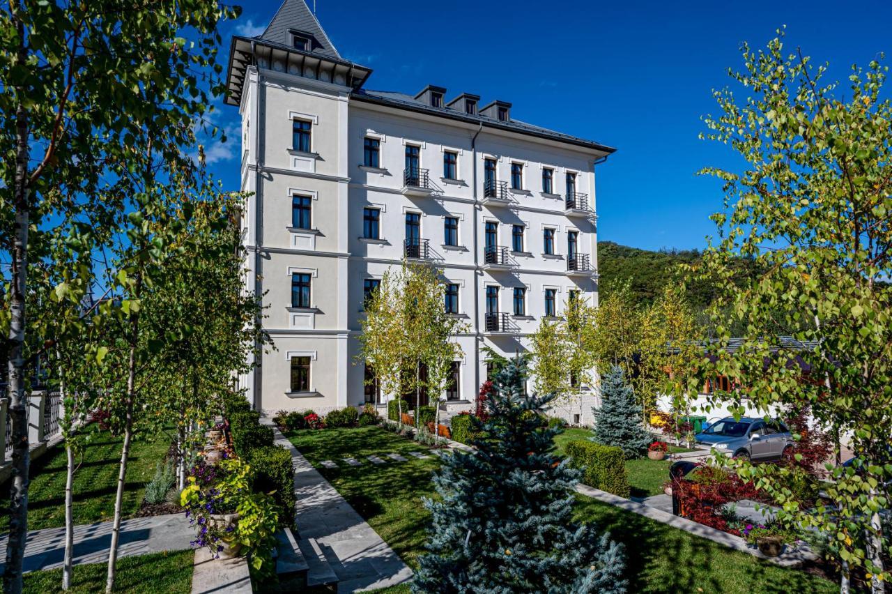 Hotel Carolin Călimăneşti エクステリア 写真