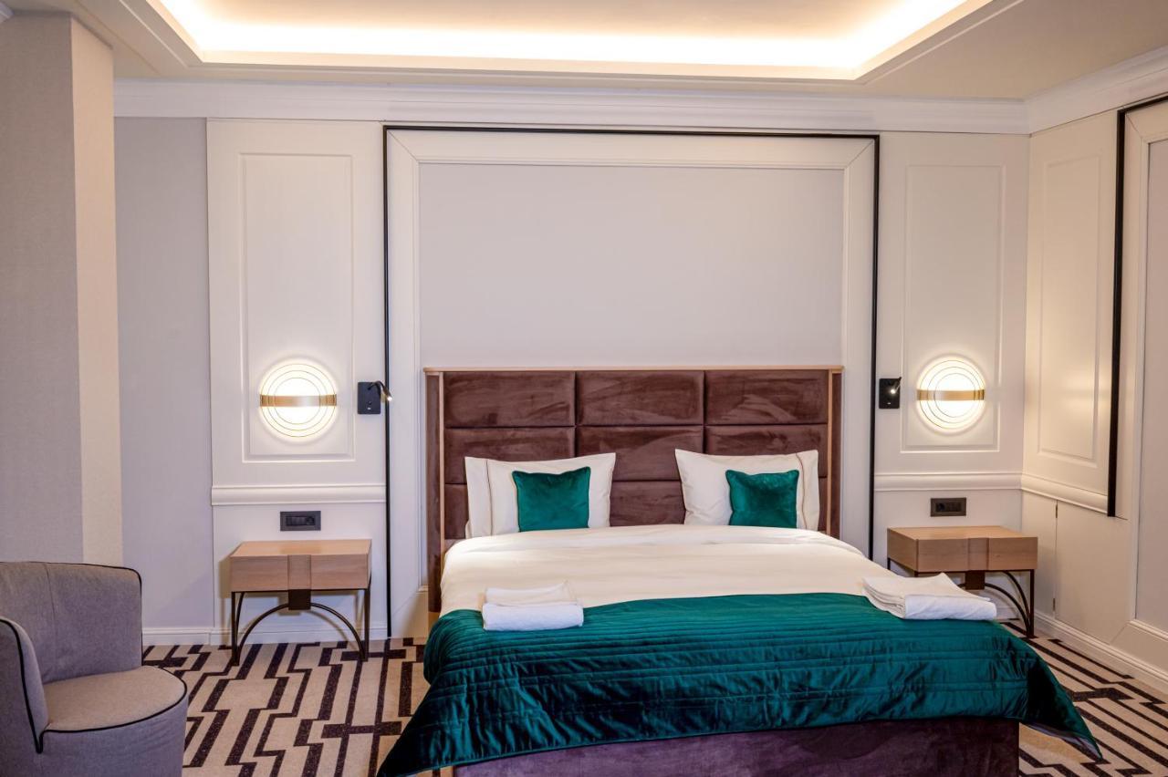 Hotel Carolin Călimăneşti エクステリア 写真