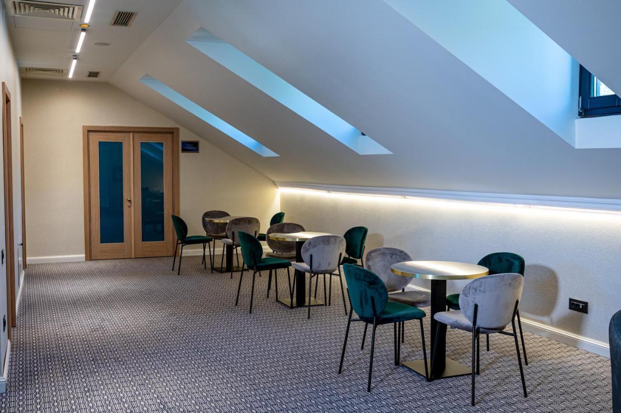 Hotel Carolin Călimăneşti エクステリア 写真