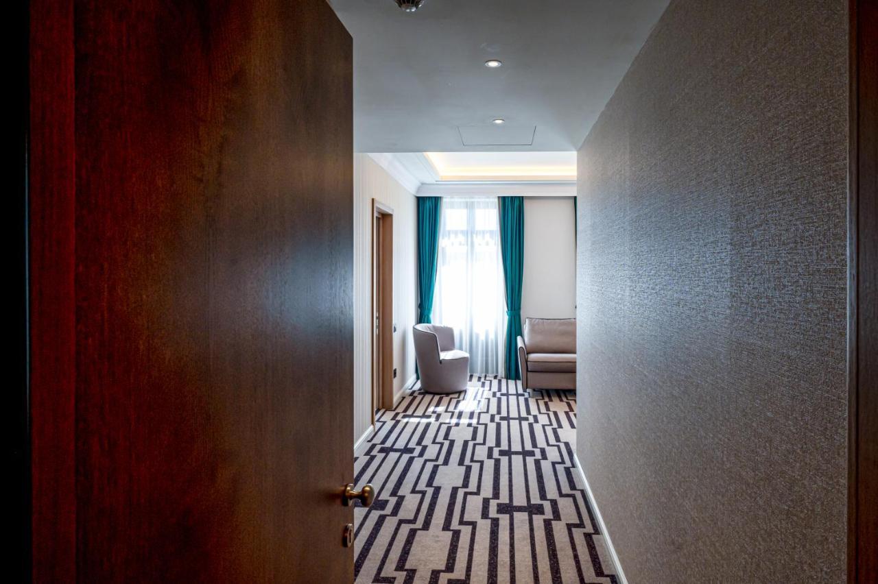 Hotel Carolin Călimăneşti エクステリア 写真