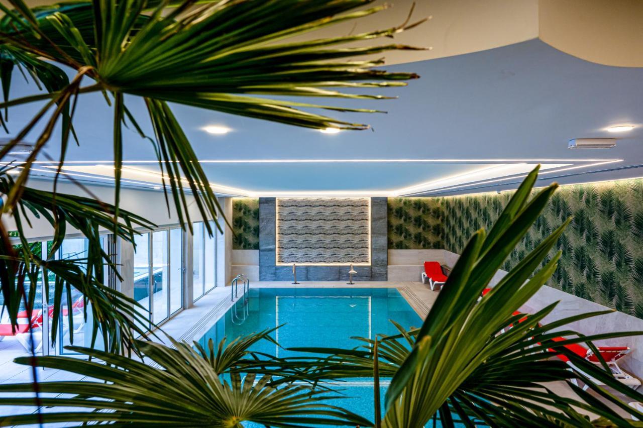 Hotel Carolin Călimăneşti エクステリア 写真