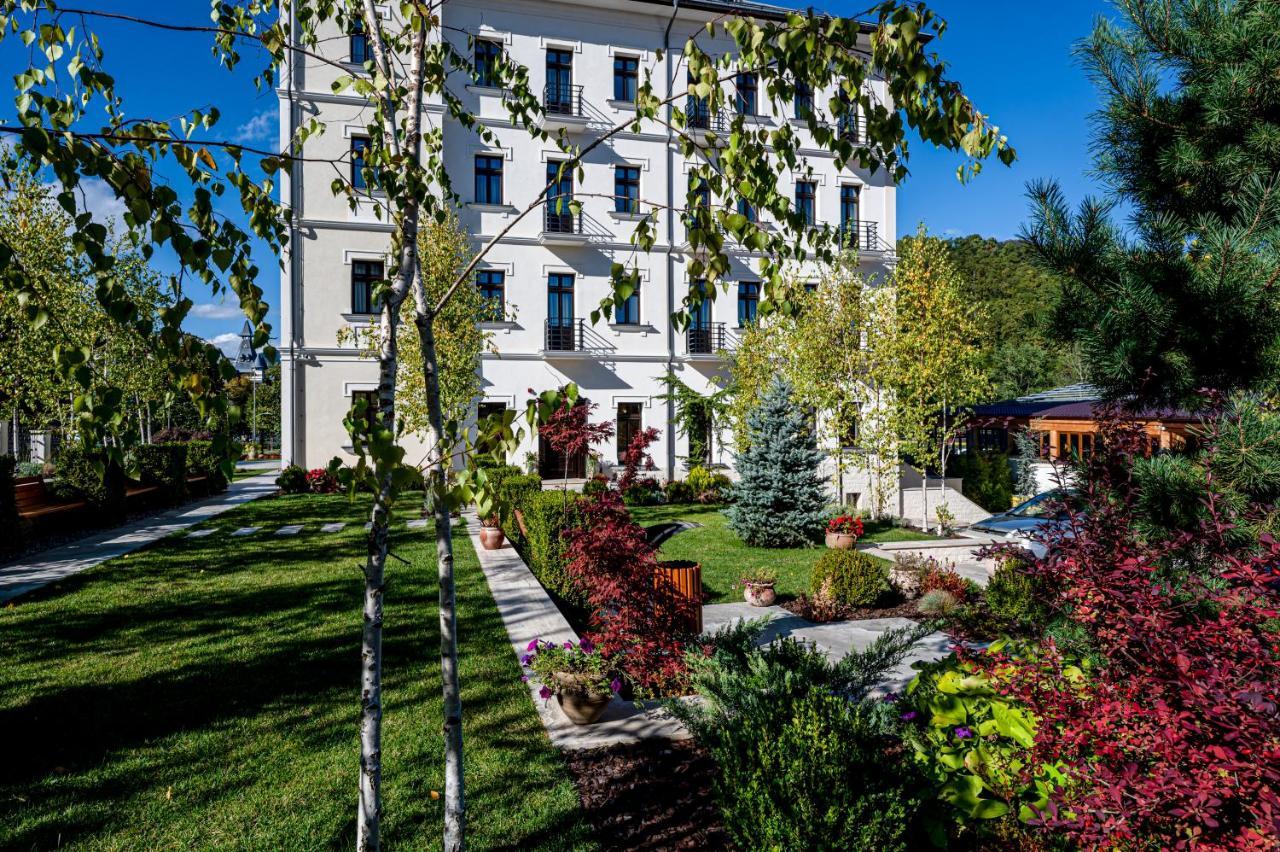 Hotel Carolin Călimăneşti エクステリア 写真