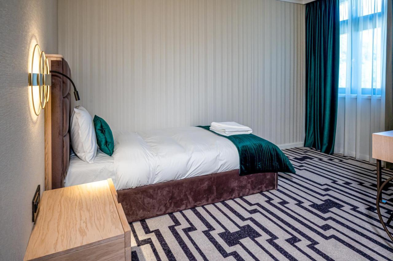 Hotel Carolin Călimăneşti エクステリア 写真