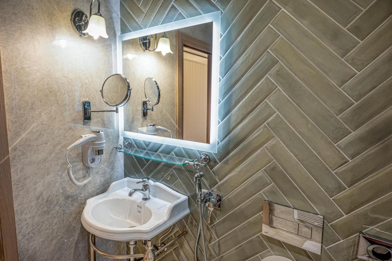 Hotel Carolin Călimăneşti エクステリア 写真