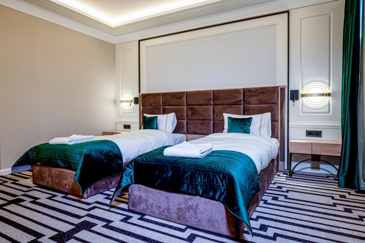Hotel Carolin Călimăneşti エクステリア 写真