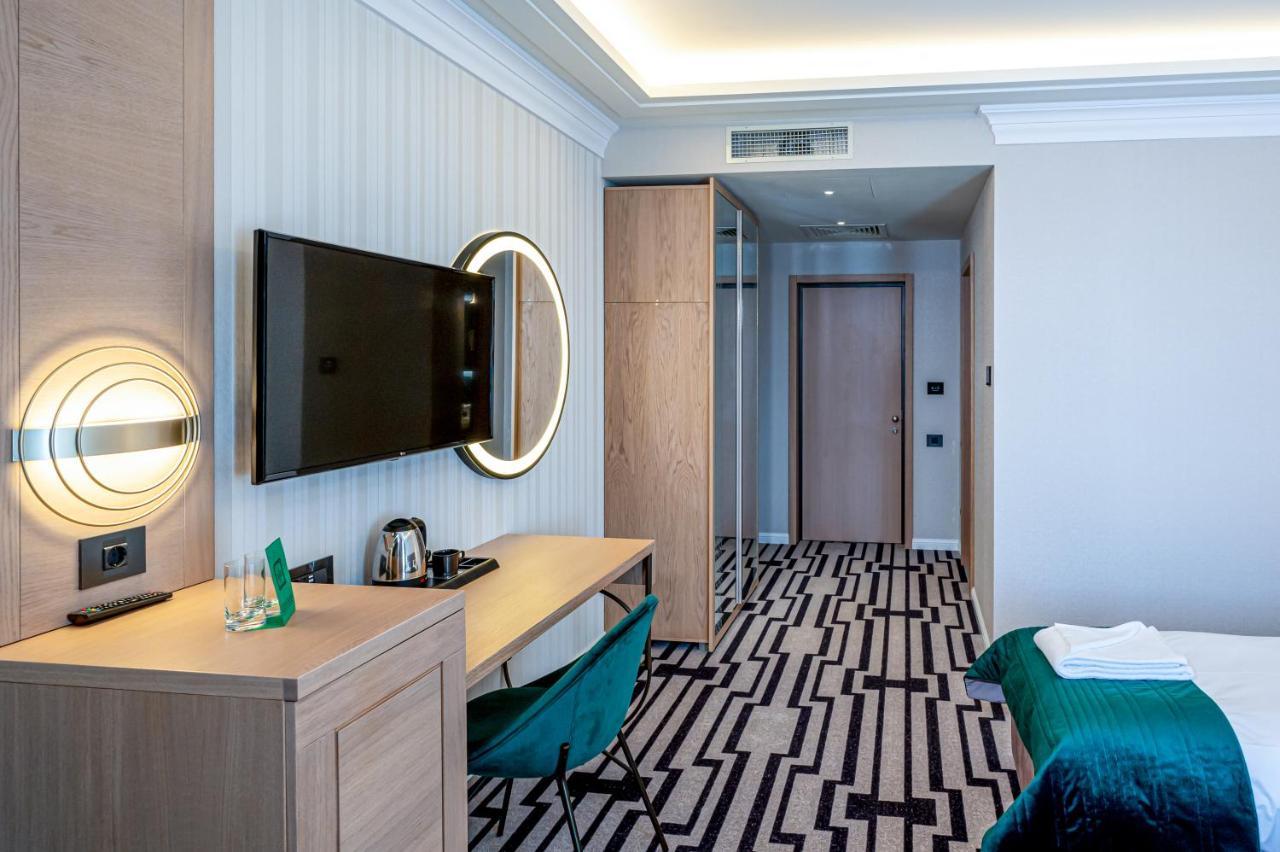 Hotel Carolin Călimăneşti エクステリア 写真